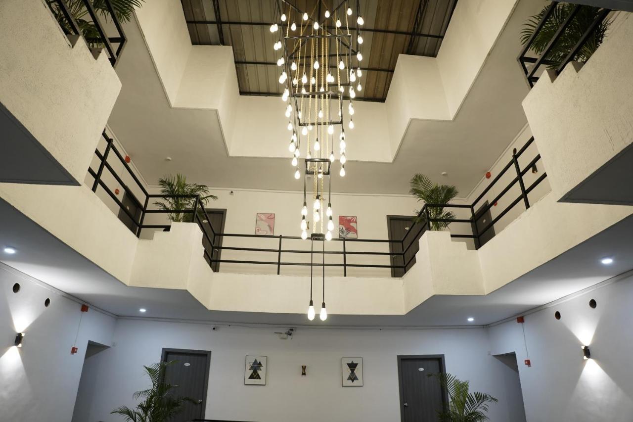 Hotel Royal Accord Сурат Экстерьер фото
