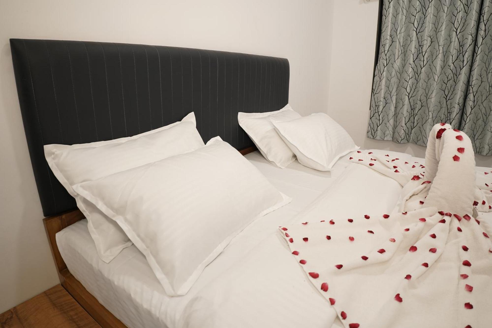 Hotel Royal Accord Сурат Экстерьер фото