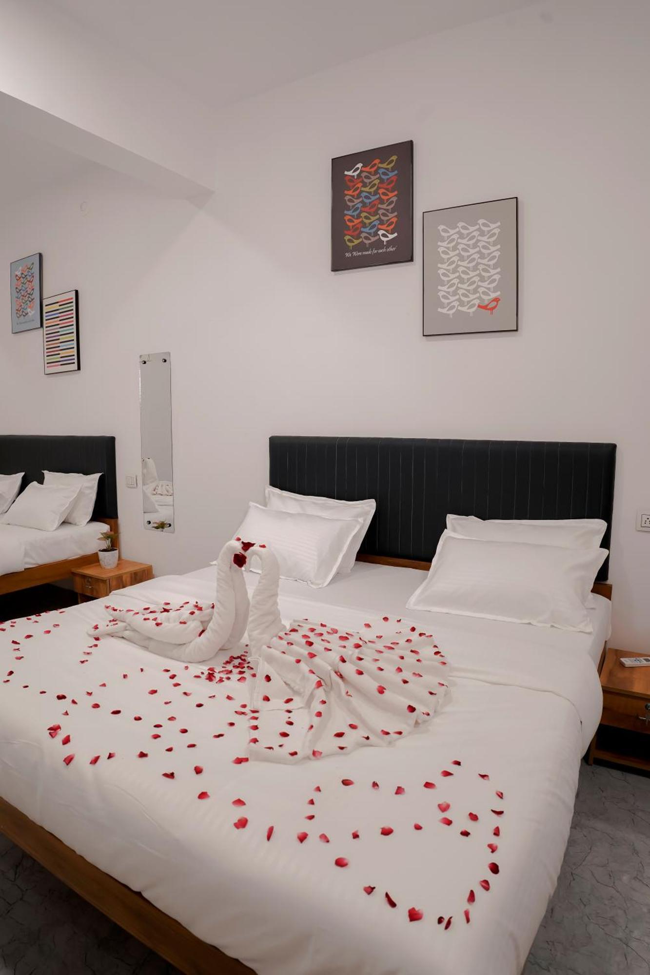 Hotel Royal Accord Сурат Экстерьер фото
